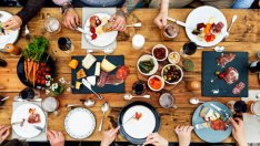 Етикет за хранене – кога ползваме прибори и кога хапваме с ръце?