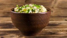 Картофена салата с грах и див чесън