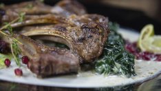 Печено агнешко със спанак