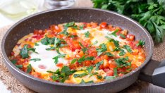 Яйца на тиган с наденица и сирене бурата