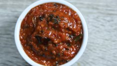 Лютеница с гъбено кубче и орехи