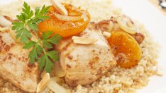 Пикантно мароканско пилешко с кайсии и кускус 