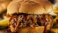 Пилешки бургери със сладко-пикантен сос