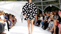 Точки и цветя в колекцията на Каролина Ерера за пролет/лято 2020