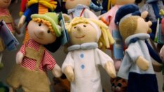 Две еднакви плюшени играчки гарантират щастливо бебе