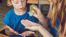 Колко опасен за здравето може да е гел дезинфектантът за ръце?