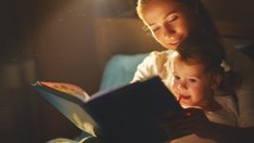 Четенето на приказки и важните уроци за децата