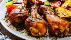 Печени бутчета с картофи, лук и розмарин