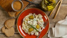 Картофена салата с кисели краставички и яйца