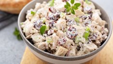 Пилешка салата с целина, сушени домати и лук