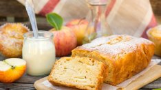 Лепкав кекс с ябълки 