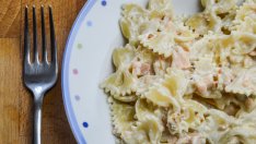 Паста със сирене бурата и пушена сьомга