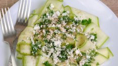 Салата от тиквички с козе сирене