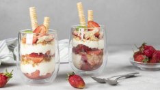 Десерт с ягоди, крем и бишкоти