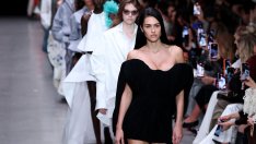 Ултрашироки панталони и екоматерии от Стела Маккартни за пролет/лято 2026 (+Снимки)