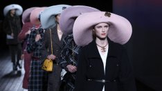 Обемни шапки и пастелни цветове от Chanel за есен/зима 2024/2025