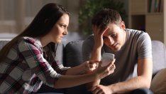 7 знака, че се срещате с изневеряващ тип мъж