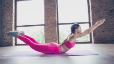 Упражнението „супермен“ укрепва гърба и стяга дупето и корема