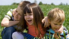 Слънцезащитен лосион и спрей за чувствителната кожа на децата