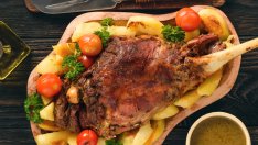 Агнешко с много зеленчуци и медена заливка 