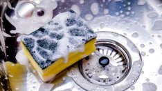 Грешки в чистенето, които оставят бактерии в дома 