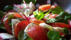 Салата с домати, моцарела и авокадо