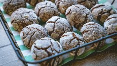 Бисквити с меласа и пудра захар