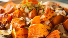 Салата със сладки картофи и тиквени семки