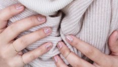 Златни линии върху ноктите