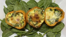 Пълнени чушки със спанак и яйце