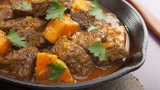 Агнешка яхния със сладки картофи