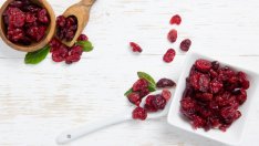 За какво са полезни сушените червени боровинки?