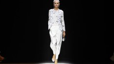 Сака с пайети в колекцията на Armani Haute Couture за есен/зима 2022/2023