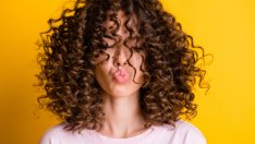 Как да се грижим за къдравата коса