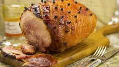 Глазирана шунка с кайсиево сладко за Коледа 