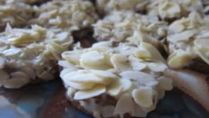 Бисквитени тарталети с бадемови стърготини