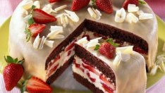 Марципанова ягодова торта