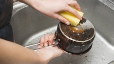 Уникален трик против загорели съдове 