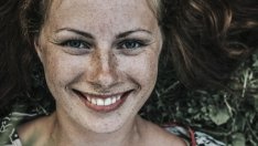 Какво трябва да знаят дамите с лунички за фон дьо тена?