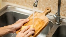 Трик за дезинфекция на дъските за рязане 