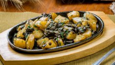 Гъби на тиган с картофи, масло и чесън