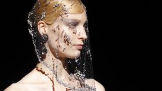 Шалът – как да го носим през топлите месеци