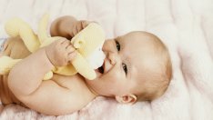 Домашни лекове при никнещи зъбки