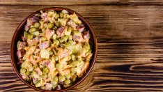 Салата с грах, бекон и майонеза