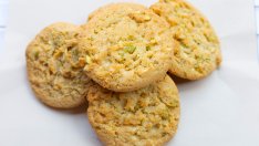 Бисквити с бял шоколад и шамфъстък