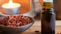 Как да използвате масло от сандалово дърво за сияеща кожа?