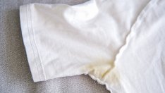 Жълти петна по дрехите – 4 супер трика за премахването им