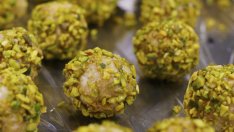 Сурови топчета с фурми и фъстъчено масло