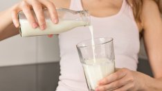 Облекчава ли прясното мляко киселини в стомаха? 