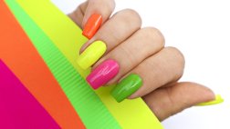 10 идеи за летен маникюр с много цвят (+Снимки)